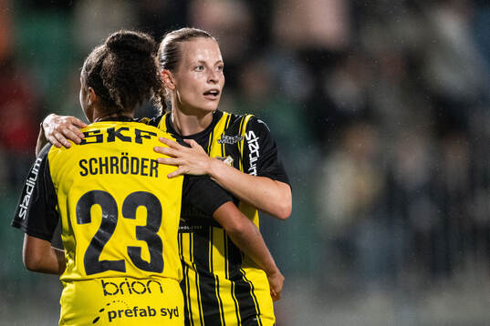 Häckens Felicia Schröder och Anna Anvegård jublar