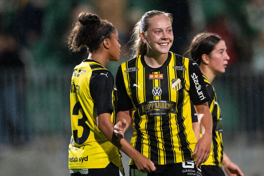 Häckens Felicia Schröder och Alice Bergström jublar