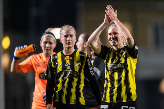 Häckens Filippa Curmark och Josefine Rybrink jublar