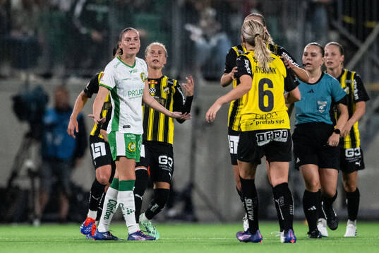 Hammarbys Smilla Vallotto reagerar mot Häckens Josefine