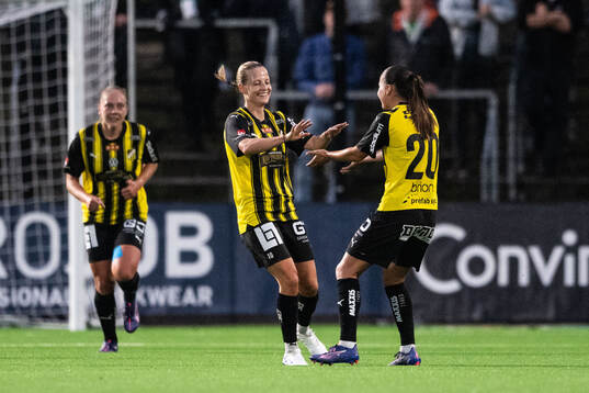 Häckens Anna Anvegård jublar med Hanna Wijk