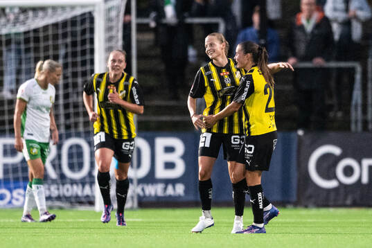 Häckens Anna Anvegård jublar med Hanna Wijk