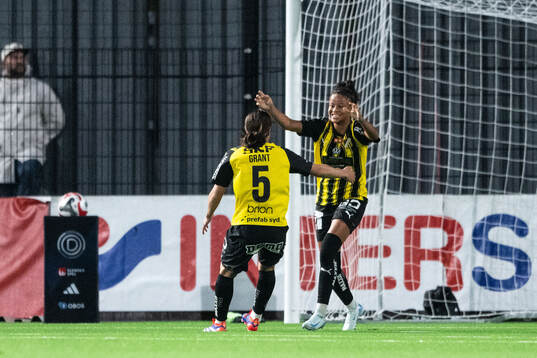 Häckens Felicia Schröder jublar med Ruby Grant