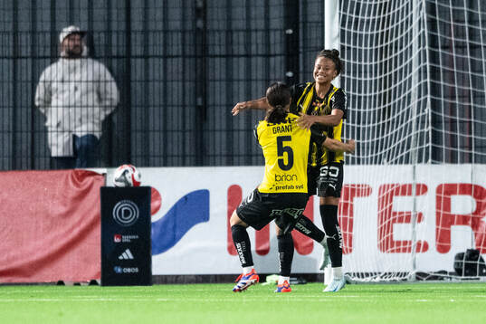 Häckens Felicia Schröder jublar med Ruby Grant