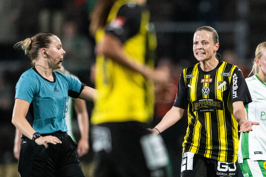 Häckens Anna Anvegård reagerar mot domare Hanna Laajanen