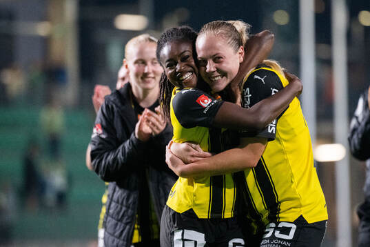 Häckens Monica Jusu Bah och Alice Bergström jublar