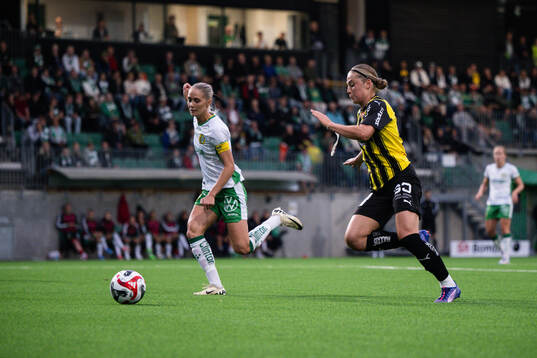 Hammarbys Alice Carlsson och Häckens Paulina Nyström