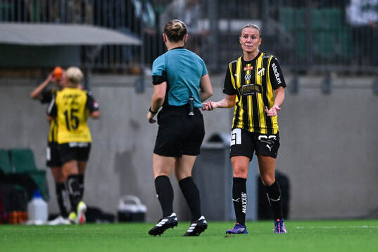 Häckens Josefine Rybrink reagerar mot domare Hanna Laajanen