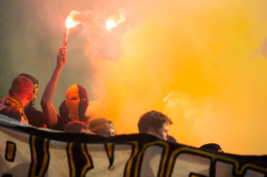 Mjällbys supporters eldar bengaler  i matchen i Svenska