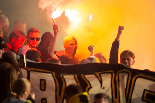 Mjällbys supporters eldar bengaler  i matchen i Svenska