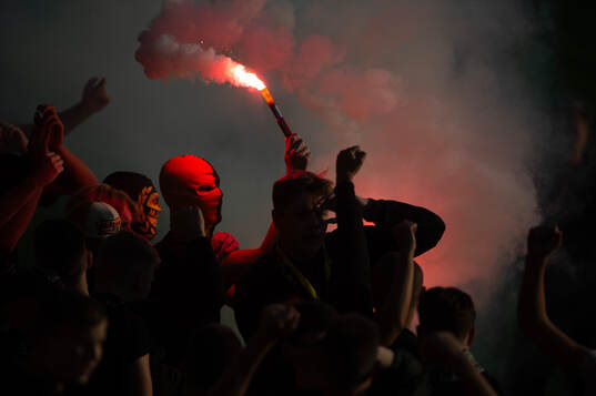 Mjällbys supporters eldar bengaler i matchen i Svenska