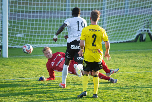 Mjällbys Abdoulie Manneh överlistar IFK Hässleholms