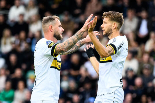 AIKs John Guidetti och Anton Salétros jublar