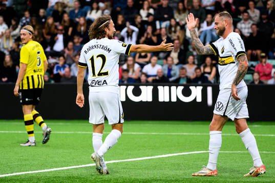 AIKs John Guidetti jublar med Axel Björnström
