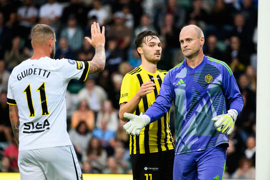 AIKs John Guidetti och Kubikenborgs målvakt Cristofer