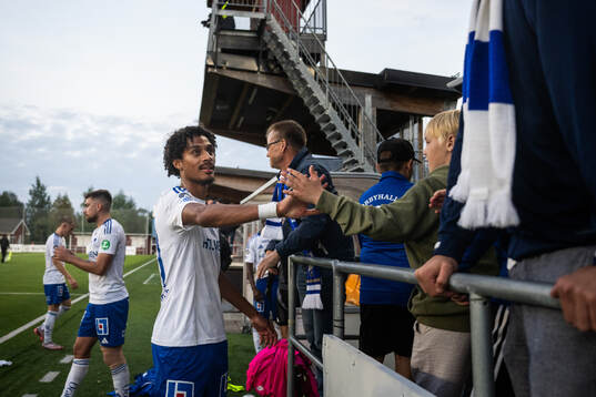 IFK Norrköpings Jesper Ceesay tackar supportrar