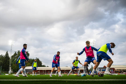 IFK Norrköpings spelare värmer upp