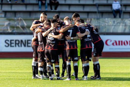 Trollhättans  spelare laddar för match