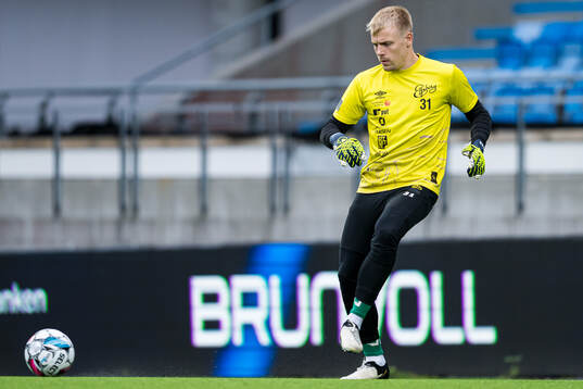 Isak Pettersson of Elfsborg warms up
