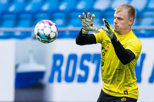 Isak Pettersson of Elfsborg warms up