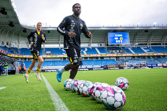 Michael Baidoo of Elfsborg warms up