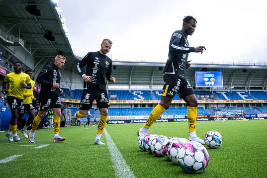 Gustav Henriksson and Jalal Abdullai of Elfsborg warms up