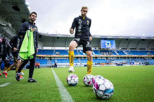 Leo Östman of Elfsborg warms up