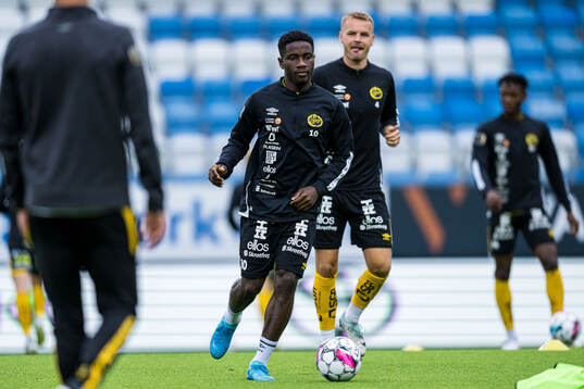 Michael Baidoo of Elfsborg warms up