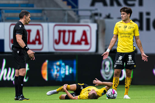 Simon Hedlund of Elfsborg with an injury