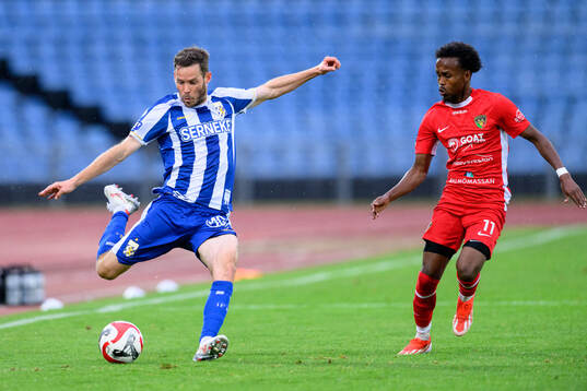 IFK Göteborgs Emil Salomonsson och Ariana FCs Abdi Sabriye