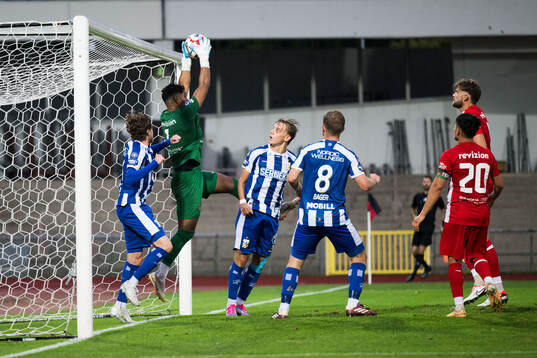 Ariana FCs målvakt Ovays Azizi och IFK Göteborgs Linus