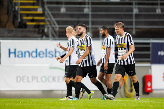 Landskronas Edi Sylisufaj jublar med laget