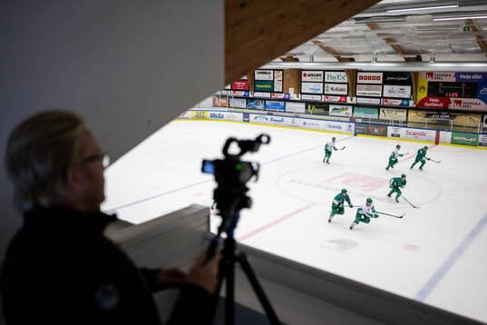 Assisterande sportchef Jacob Strandberg filmar