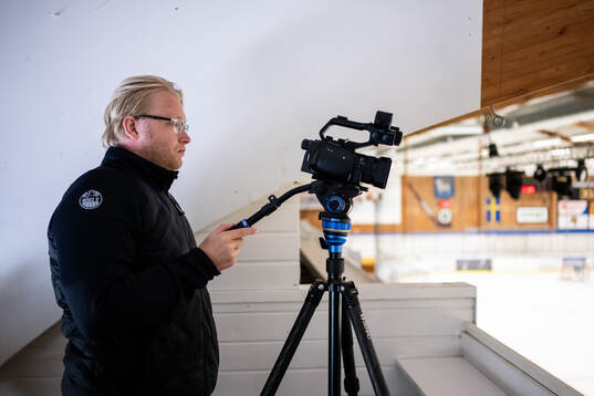 Assisterande sportchef Jacob Strandberg filmar