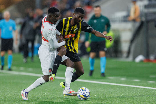 Sirlord Conteh of Heidenheim and Akoua Romeo Amane of