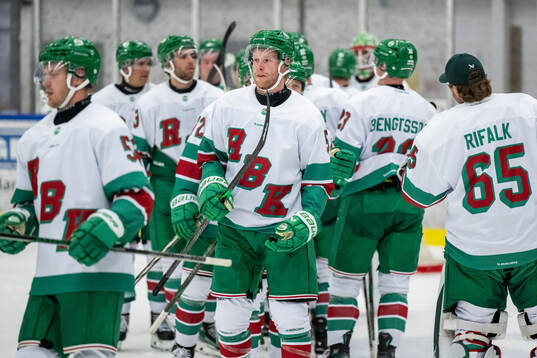 Rögles Ludvig Claesson jublar med lagkamrater