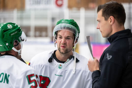 Rögles Lucas Ekeståhl Jonsson och assisterande tränare