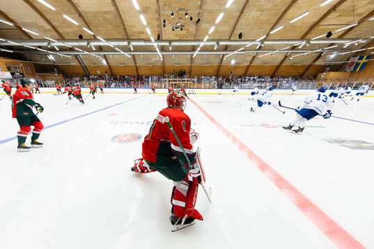 Frölundas målvakt Lars Johansson innan ishockeymatchen i