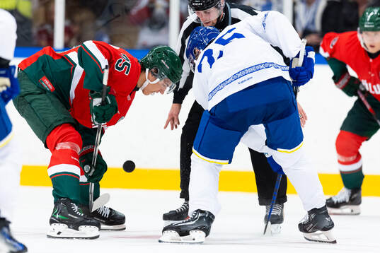Frölundas David Edstrom tekar mot Leksands Lucas Elvenes