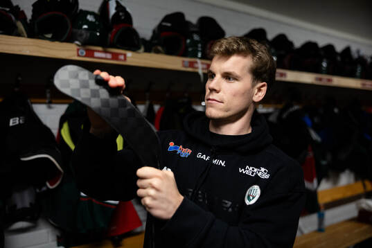 Frölundas Dominik Egli innan ishockeymatchen i Strömstad