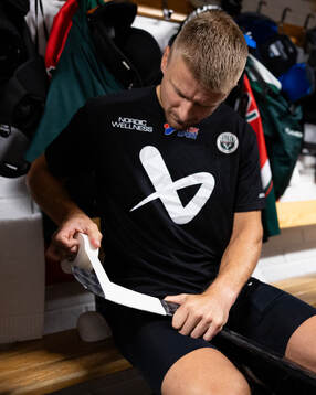 Frölundas Nicklas Lasu innan ishockeymatchen i Strömstad