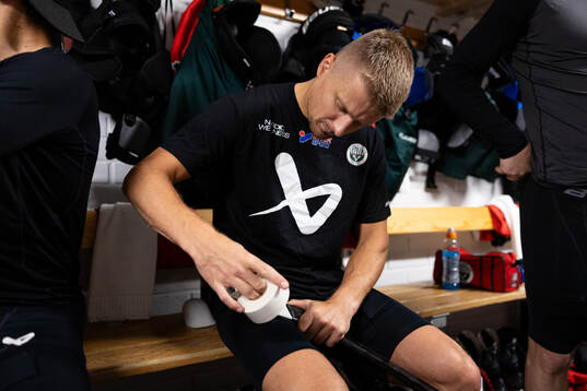Frölundas Nicklas Lasu innan ishockeymatchen i Strömstad