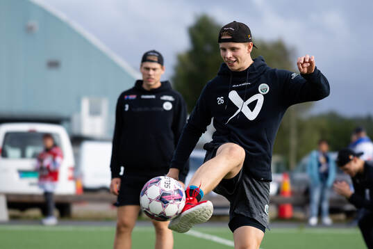 Frölundas Isac Heens värmer upp innan ishockeymatchen i