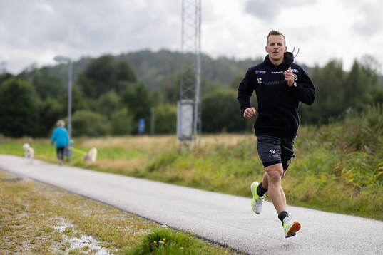 Frölundas Max Friberg värmer upp innan  ishockeymatchen i