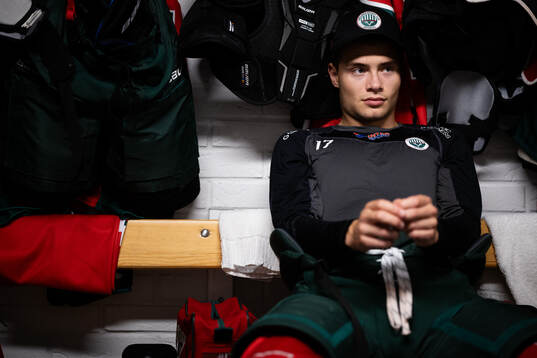 Frölundas Isac Born innan ishockeymatchen i Strömstad