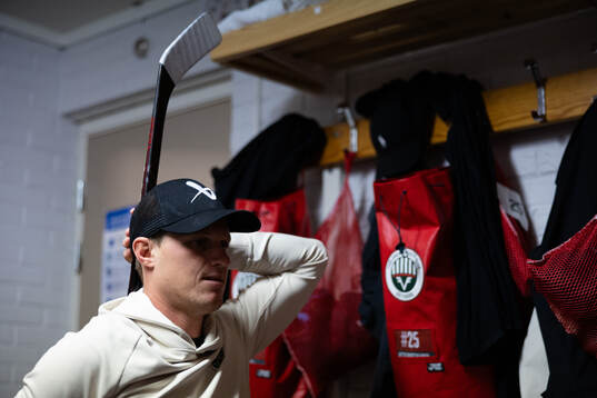 Frölundas målvakt Lars Johansson innan ishockeymatchen i