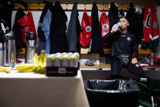 Frölundas målvakt Tobias Normann innan ishockeymatchen i