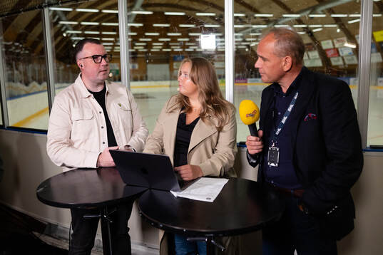 Expressens Johan Svensson och Jennifer Engström innan