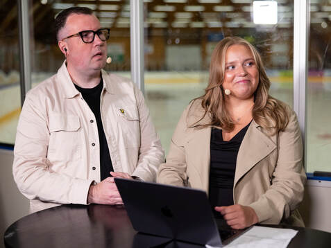 Expressens Johan Svensson och Jennifer Engström innan