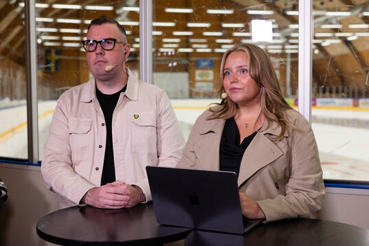 Expressens Johan Svensson och Jennifer Engström innan